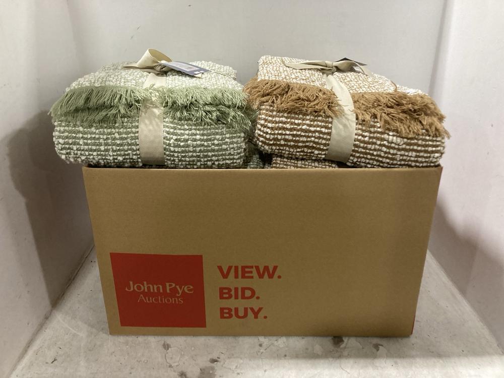 Lot 344  
            Chesterfield SR44 - Parcel Delivery Only 

                
BOX OF ASSORTED HOUSEHOLD ITEMS TO INCLUDE BOUCLE THROW IN BROWN SIZE 130 X 180CM...