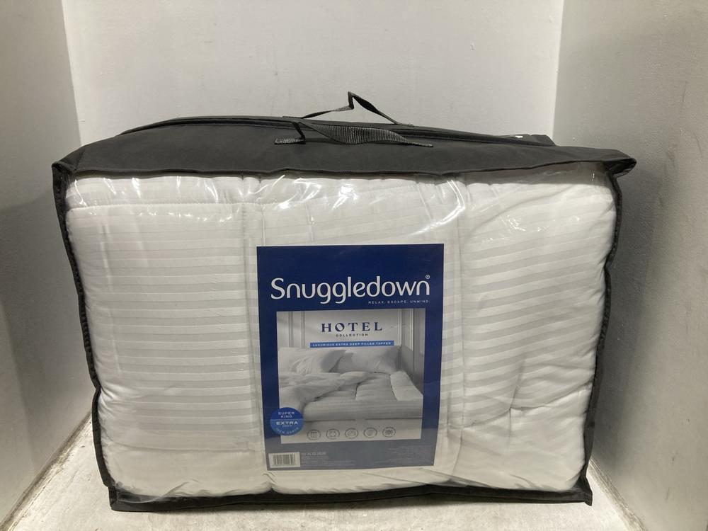 Lot 365  
            Chesterfield SR44 - Parcel Delivery Only 

                
SNUGGLEDOWN HOTEL COLLECTION SUPER KING EXTRA DEEP 10 CM DEPTH MATTRESS TOPPER (L...