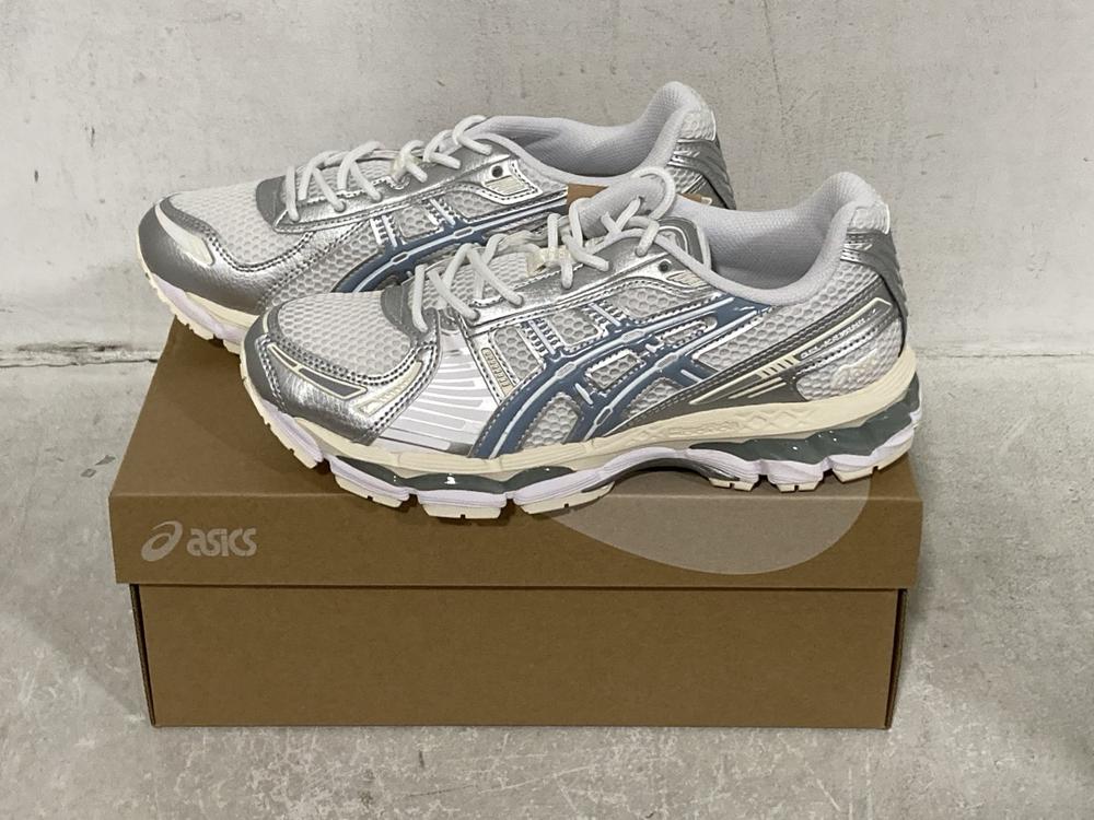 Lot 369  
            Chesterfield SR44 - Parcel Delivery Only 

                
ASICS GEL-KAYANO 12.1 TRAINERS IN WHITE/DOLPHIN GREY SIZE 5 UK (LOCATION: G7)