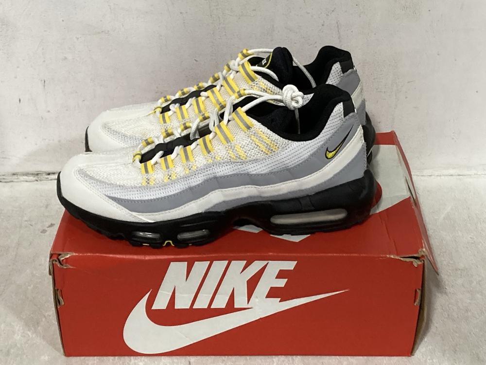 Lot 370  
            Chesterfield SR44 - Parcel Delivery Only 

                
NIKE AIR MAX 95 ESSENTIAL TRAINERS IN WHITE/TOUR YELLOW SIZE 9.5 UK (LOCATION: G7)