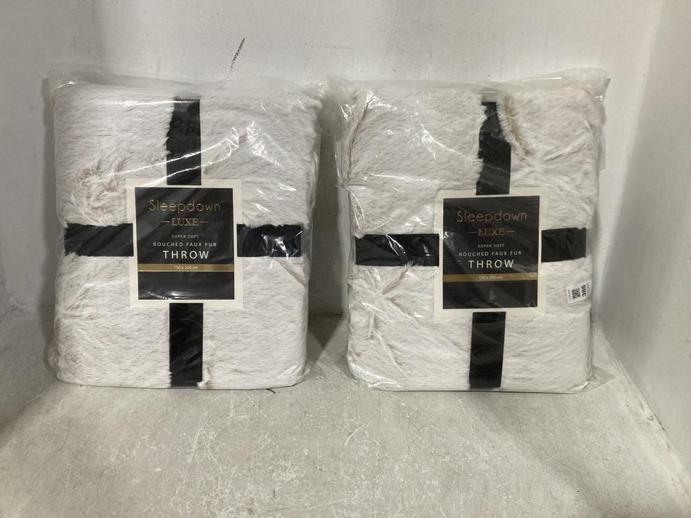 Lot 387  
            Chesterfield SR44 - Parcel Delivery Only 

                
5 X ASSORTED HOUSEHOLD ITEMS TO INCLUDE DUNELM SIMPLE FLORAL DUVET COVER SET SING...