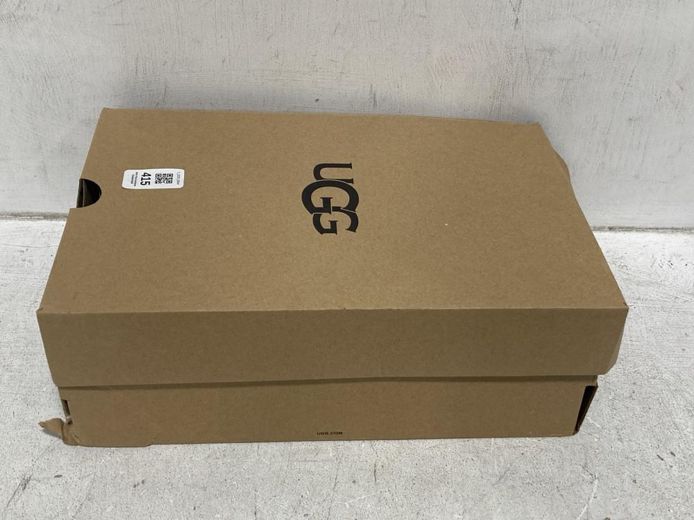 Lot 415  
            Chesterfield SR44 - Parcel Delivery Only 

                
UGG CHESTNUT SCUFFETTE SLIPPERS IN SIZE 6 UK (LOCATION: G8)