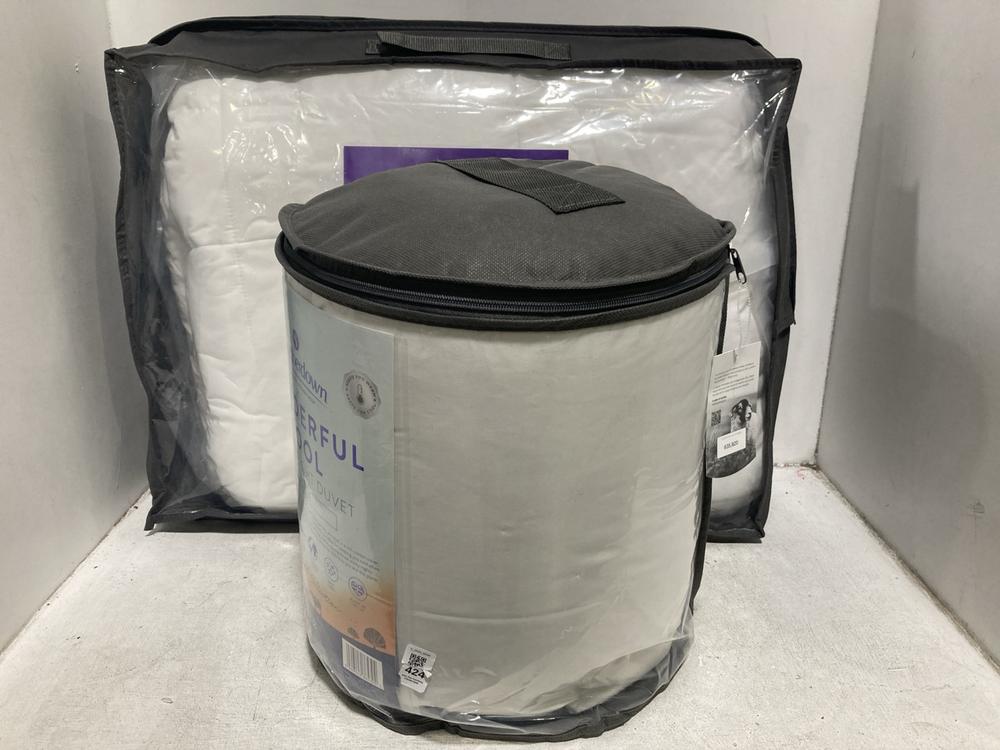 Lot 424  
            Chesterfield SR44 - Parcel Delivery Only 

                
SLUMBER DOWN HEAVYWEIGHT SINGLE DUVET TO INCLUDE SLUMBERDOWN EXTRA DEEP 10CM DOUB...