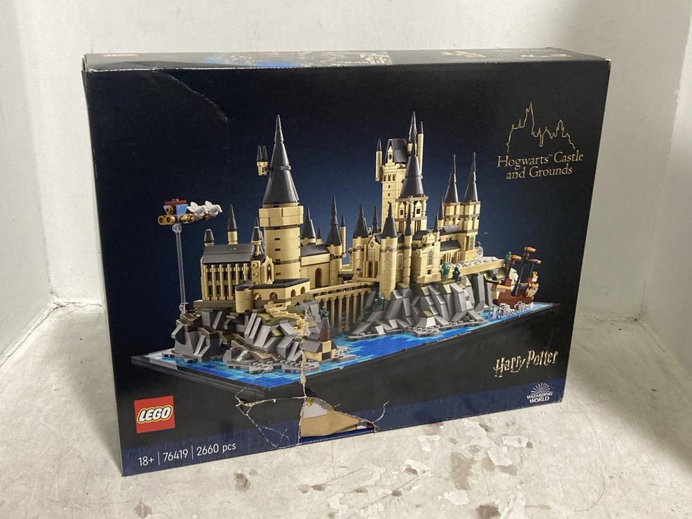 Lot 430  
            Chesterfield SR44 - Parcel Delivery Only 

                
LEGO HARRY POTTER HOGWARTS CASTLE AND GROUNDS (LOCATION: H1)