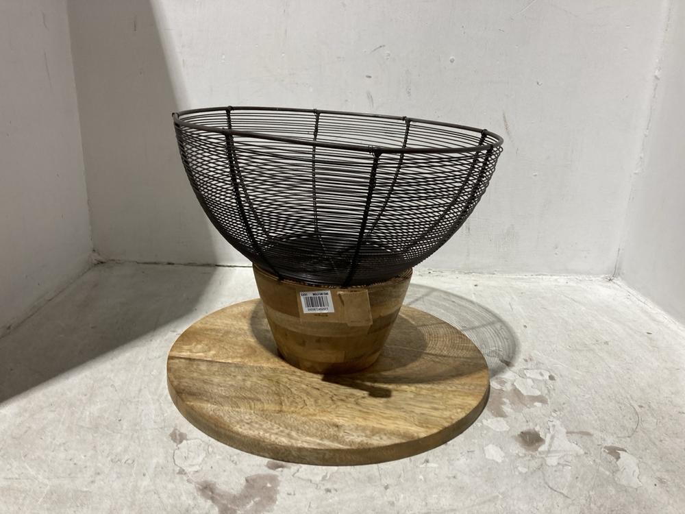 Lot 43  
            Chesterfield SR44 - Parcel Delivery Only 

                
NKUKU INKOLLU WIRE AND MANGO WOOD CAKE STAND - AGED BRASS (LOCATION: L7)