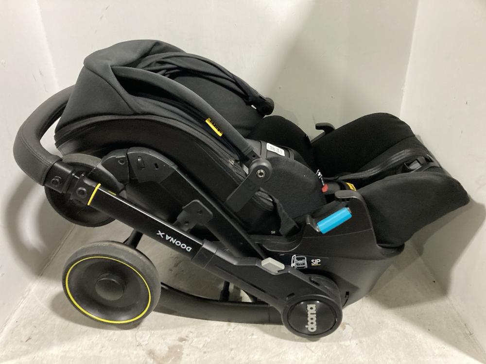 Lot 504  
            Chesterfield SR44 - Parcel Delivery Only 

                
DOONA 2 IN 1 TRAVEL CAR SEAT AND PUSHCHAIR IN BLACK (LOCATION: H1)