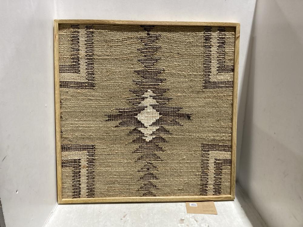 Lot 7  
            Chesterfield SR44 - Parcel Delivery Only 

                
NKUKU KATONG TEXTURED WALL ART IN GREY (LOCATION: L5)