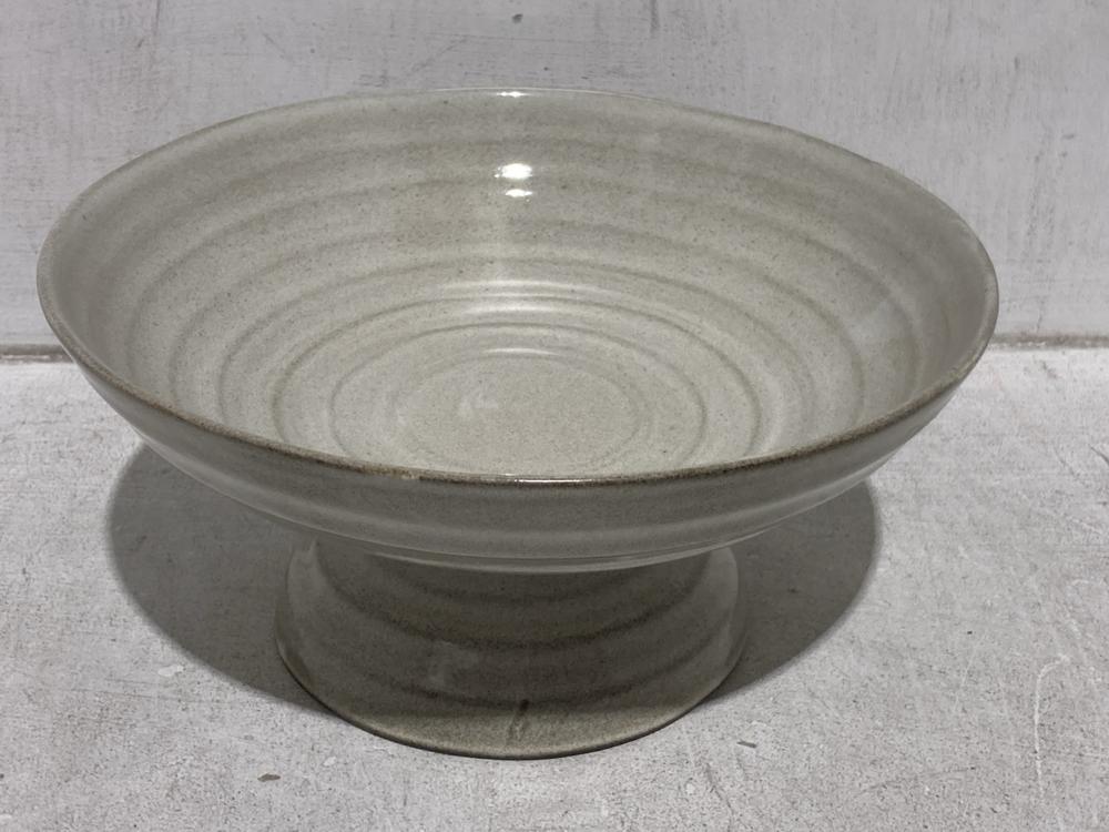 Lot 81  
            Chesterfield SR44 - Parcel Delivery Only 

                
NKUKU INKOLLU DISHRACK TO INCLUDE VALINHA FOOTED BOWL (LOCATION: L9)