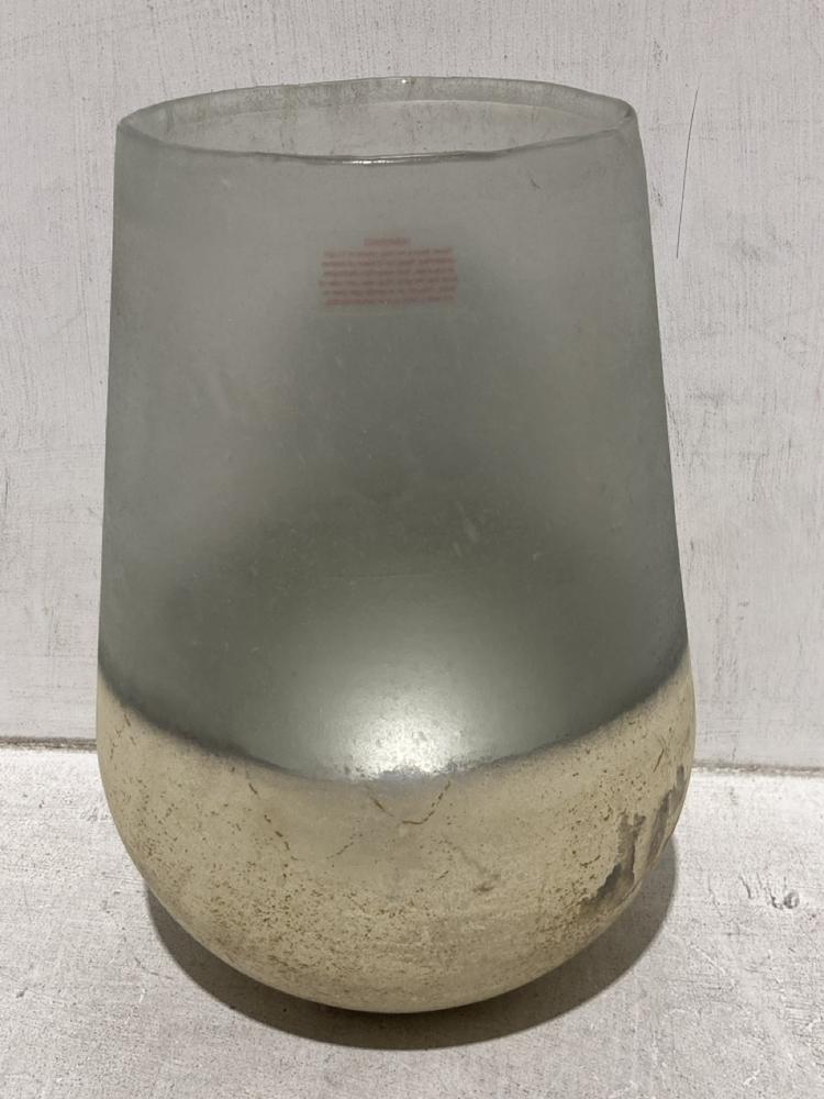 Lot 83  
            Chesterfield SR44 - Parcel Delivery Only 

                
2 X ASSORTED NKUKU ITEMS TO INCLUDE NKUKU N'GOLO RECYCLED GLASS VASE (LOCATION: L9)