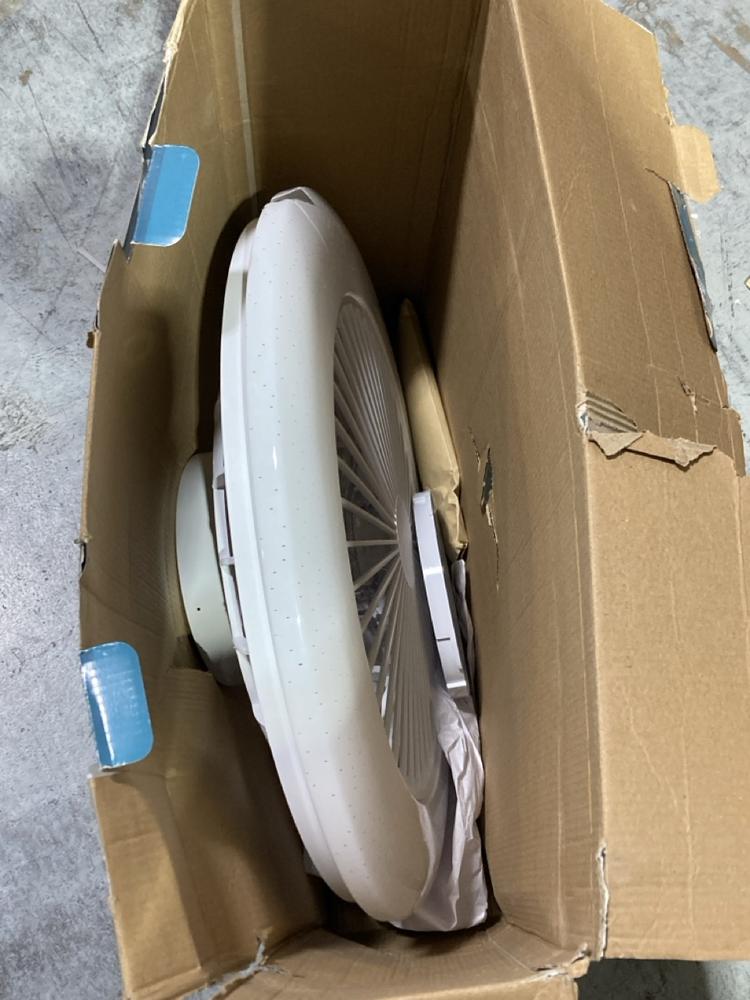 Lot 906  
            Chesterfield SR44 - Parcel Delivery Only 

                
PHILIPS LED CEILING FAN LIGHT BREEZE AND BRIGHT - ORIGINAL RRP £108 (LOCATION: I8) - Image 2