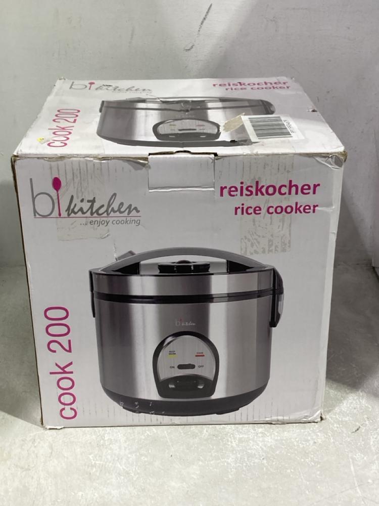 Lot 935  
            Chesterfield SR44 - Parcel Delivery Only 

                
RUSSELL HOBBS INSPIRE 4-SLICE BLACK TOASTER TO INCLUDE B KITCHEN COOK 200 REISKOC...