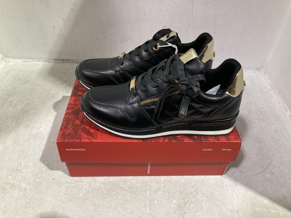 Lot 941  
            Chesterfield SR44 - Parcel Delivery Only 

                
2 X ASSORTED FOOTWEAR TO INCLUDE XTI BLACK TRAINERS SIZE UK 5.5 (LOCATION: J1)
