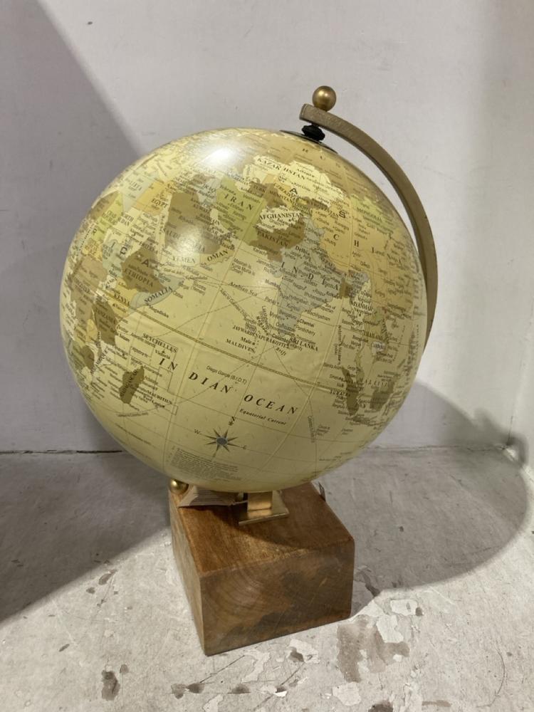 Lot 94  
            Chesterfield SR44 - Parcel Delivery Only 

                
NKUKU KENDA DECORATIVE GLOBE - NATURAL (LOCATION: L10)