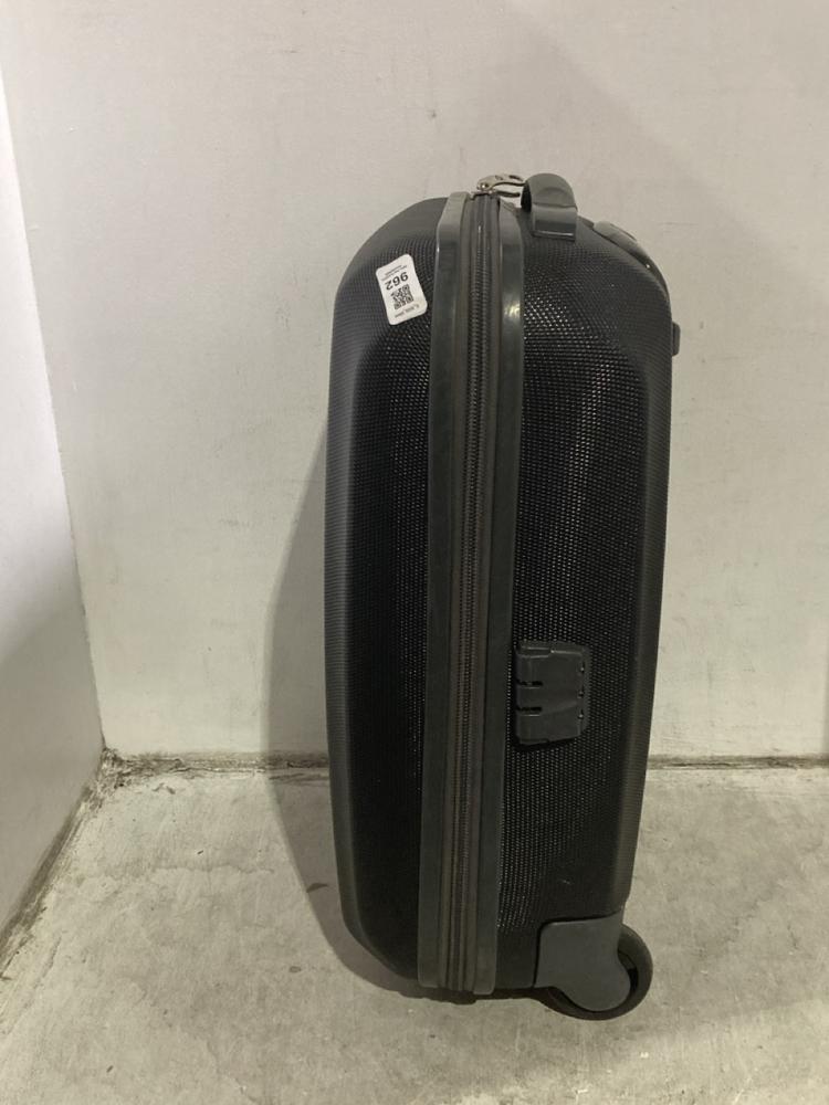 Lot 962  
            Chesterfield SR44 - Parcel Delivery Only 

                
SAMSONITE SKY WHEELER 55CM HARD SHELL CARRY ON IN BLACK (LOCATION: J2) - Image 2