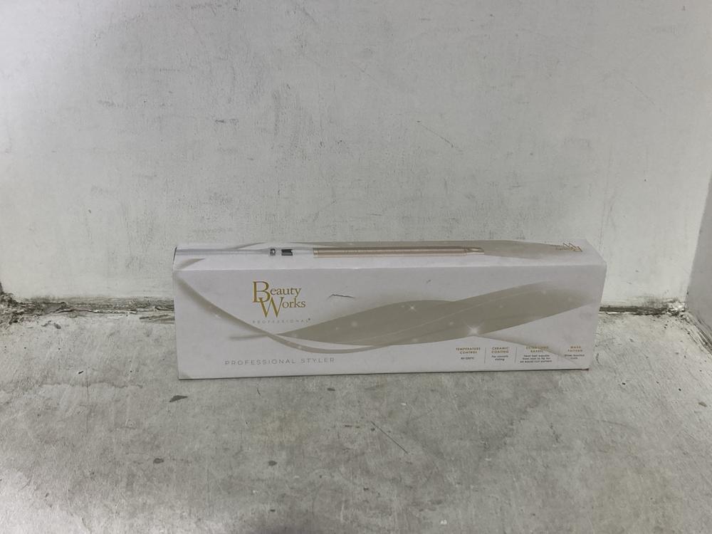 Lot 963  
            Chesterfield SR44 - Parcel Delivery Only 

                
BEAUTY WORKS PROFESSIONAL STYLER CERAMIC CURLING WAND (LOCATION: J2)