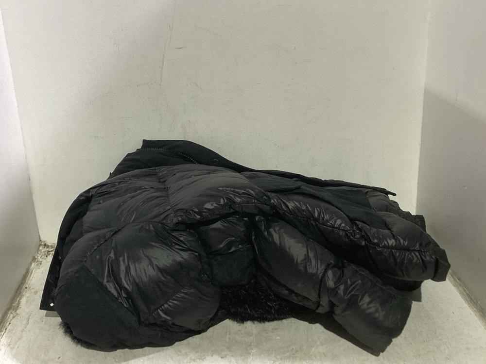 Lot 964  
            Chesterfield SR44 - Parcel Delivery Only 

                
ZAVETTI CANADA TAKONA PUFFER PARKA JACKET IN BLACK - UK SIZE XL (LOCATION: J2)
