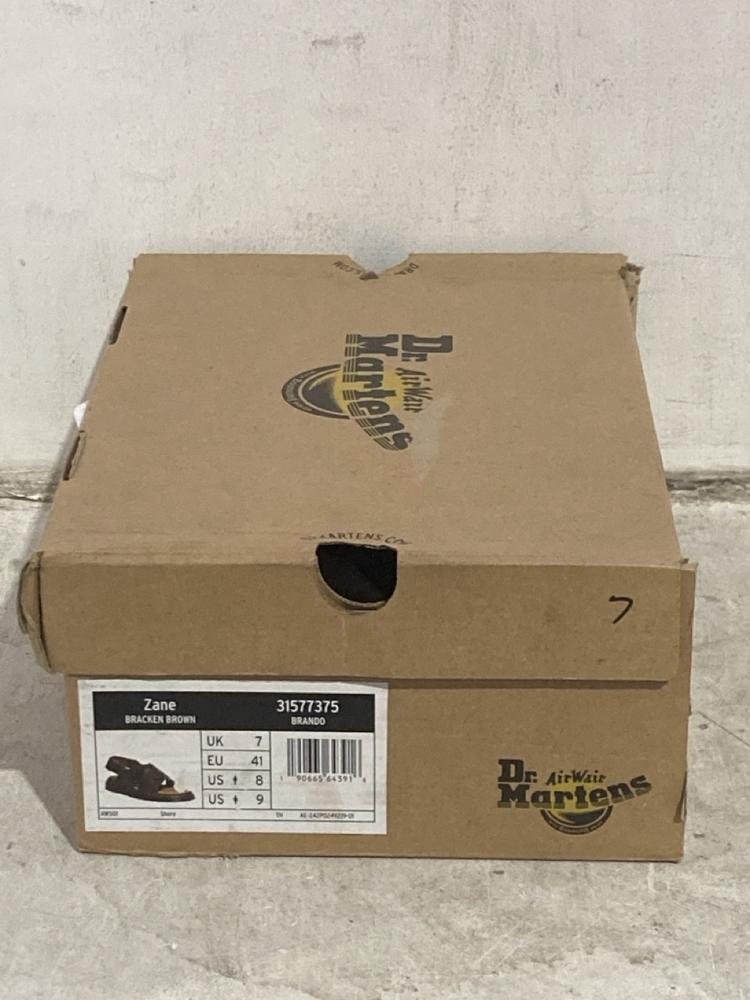 Lot 966  
            Chesterfield SR44 - Parcel Delivery Only 

                
DR MARTENS ZANE BRACKEN BROWN SANDALS - UK SIZE 7 - ORIGINAL RRP £117 (LOCATION: J2)