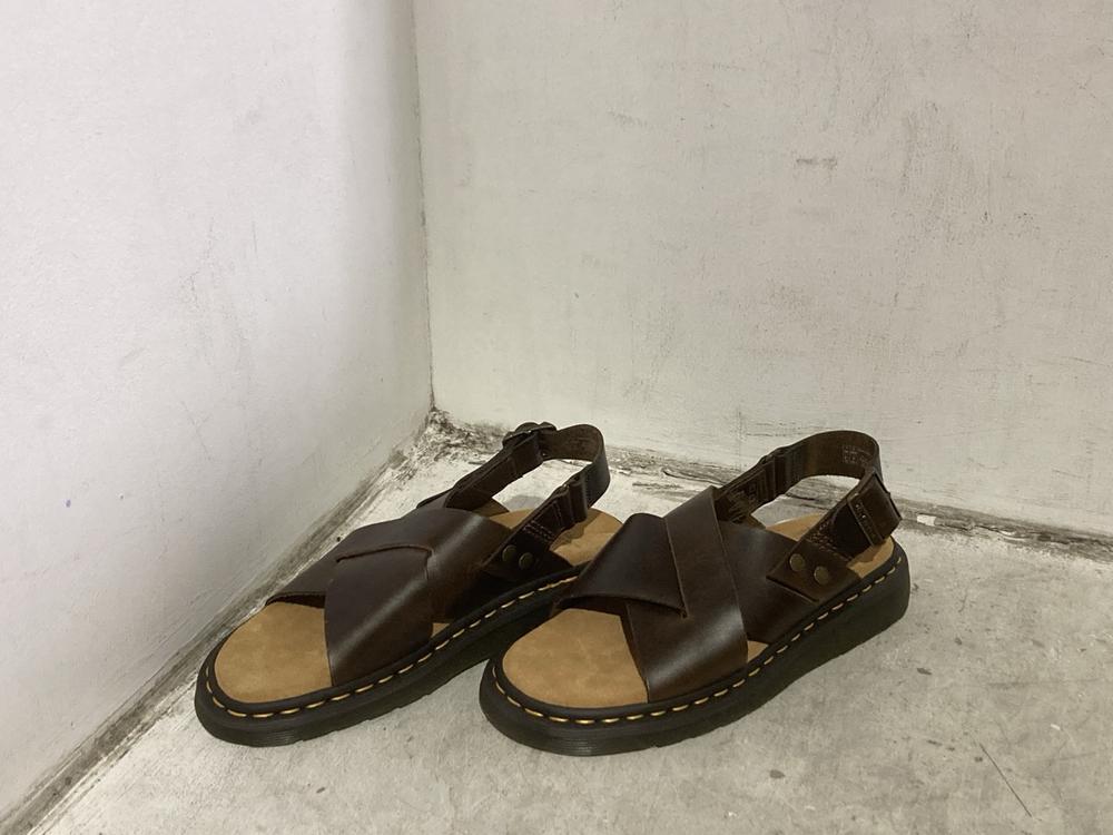 Lot 966  
            Chesterfield SR44 - Parcel Delivery Only 

                
DR MARTENS ZANE BRACKEN BROWN SANDALS - UK SIZE 7 - ORIGINAL RRP £117 (LOCATION: J2) - Image 2