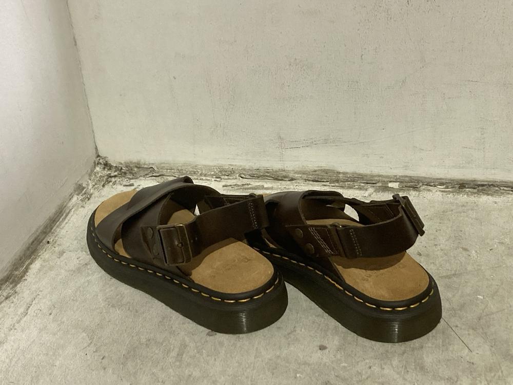 Lot 966  
            Chesterfield SR44 - Parcel Delivery Only 

                
DR MARTENS ZANE BRACKEN BROWN SANDALS - UK SIZE 7 - ORIGINAL RRP £117 (LOCATION: J2) - Image 3