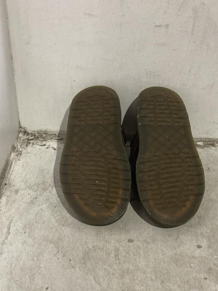 Lot 966  
            Chesterfield SR44 - Parcel Delivery Only 

                
DR MARTENS ZANE BRACKEN BROWN SANDALS - UK SIZE 7 - ORIGINAL RRP £117 (LOCATION: J2) - Image 4