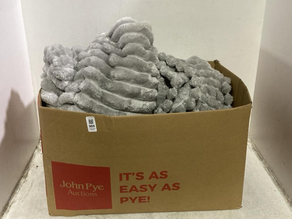 Lot 969  
            Chesterfield SR44 - Parcel Delivery Only 

                
QTY OF ASSORTED BEDDING ITEMS TO INCLUDE REHMAT COLLECTION CHUNKY RIBBED THROW IN...