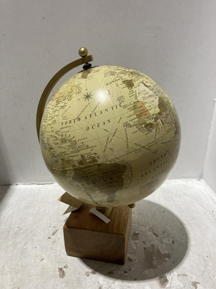 Lot 98  
            Chesterfield SR44 - Parcel Delivery Only 

                
NKUKU KENDA DECORATIVE GLOBE IN NATURAL (LOCATION: L10)