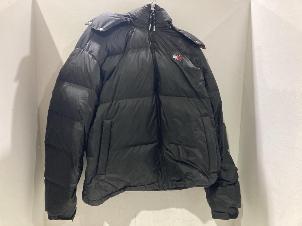 Lot 990  
            Chesterfield SR44 - Parcel Delivery Only 

                
TOMMY JEANS ALASKA RIPSTOP QUILTED JACKET IN BLACK - UK SIZE L - ORIGINAL RRP £22...