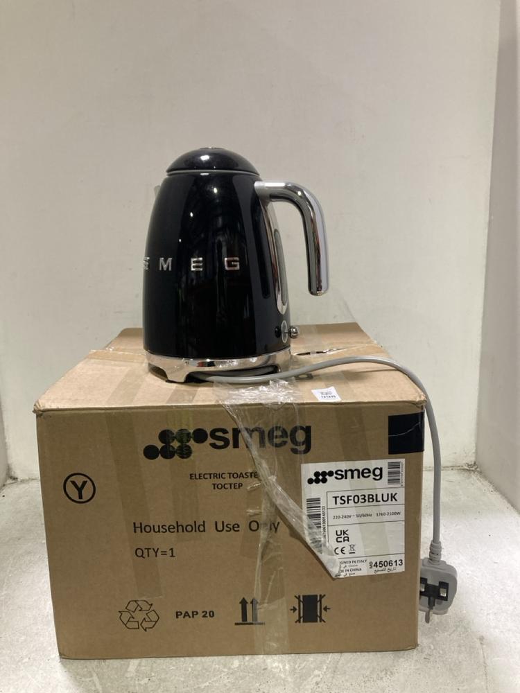 Lot 998  
            Chesterfield SR44 - Parcel Delivery Only 

                
SMEG 50'S STYLE KETTLE & 4-SLICE TOASTER IN BLACK - TOTAL LOT ORIGINAL RRP £319 (...