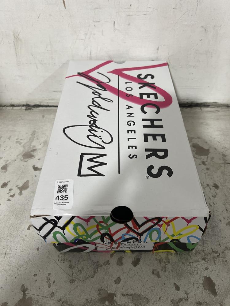 Lot 435  
            Chesterfield SR47 - Parcel Delivery Only 

                
SKECHERS UNO LOVING SHOES IN BLACK SIZE 5.5. (LOCATION: F8)