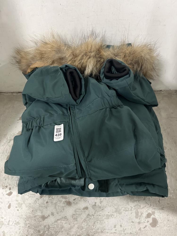 Lot 439  
            Chesterfield SR47 - Parcel Delivery Only 

                
CHILDRENS REIMA FLEECE-LINED WATERPROOF JACKET IN GREEN SIZE 90 TO INCLUDE CHILDR...