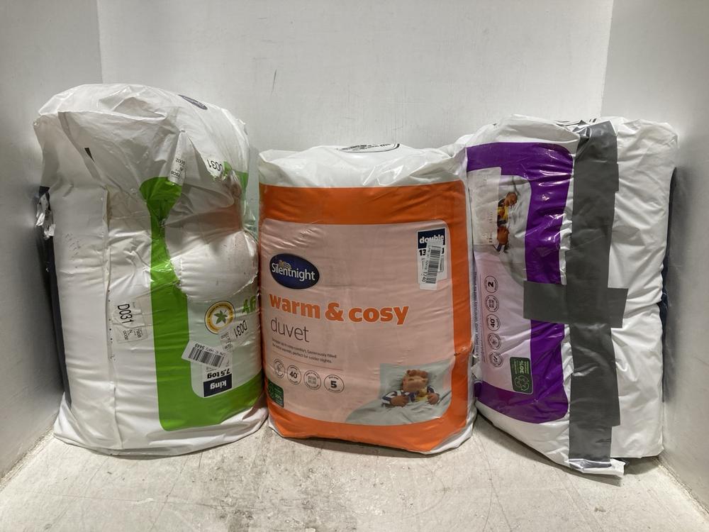 Lot 454  
            Chesterfield SR47 - Parcel Delivery Only 

                
3 X ASSORTED BEDDING ITEMS TO INCLUDE SILENTNIGHT 7.5 TOG KING ANTI ALLERGY DUVET...