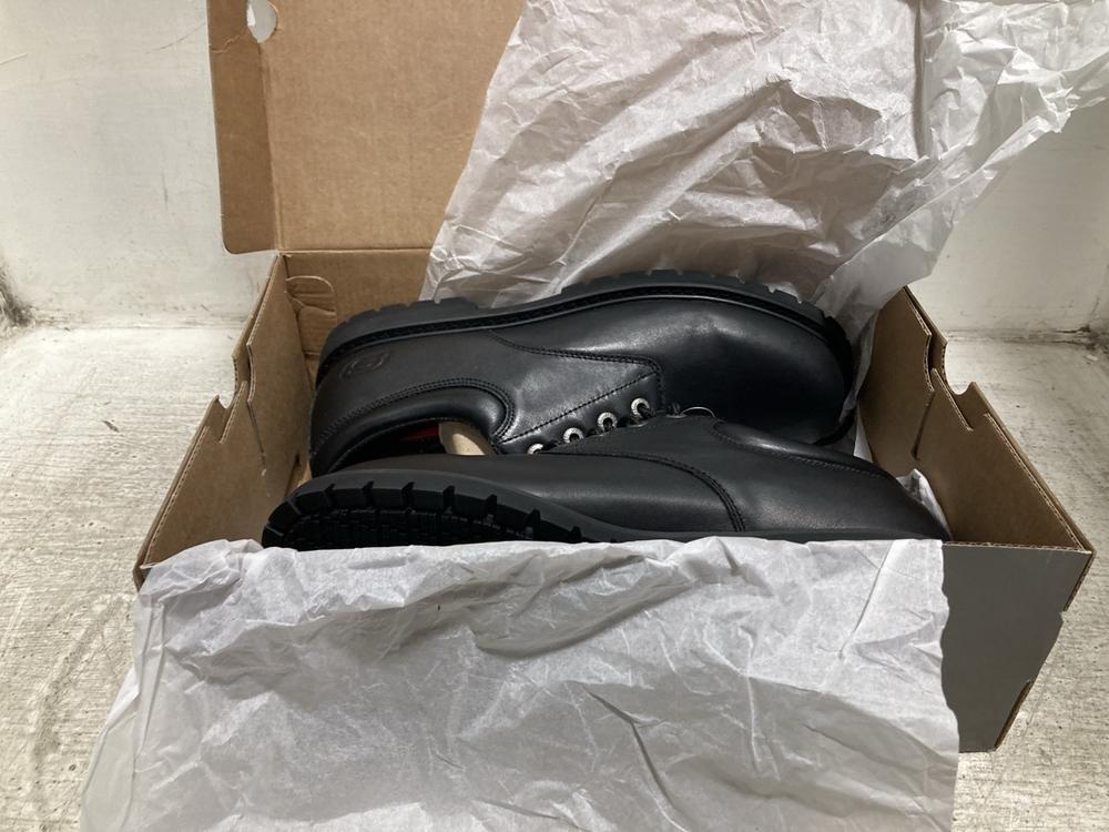 Lot 468  
            Chesterfield SR47 - Parcel Delivery Only 

                
SKETCHERS RELAXED FIT MEMORY FOAM SHOES IN BLACK - SIZE UK 11 (LOCATION: F10)