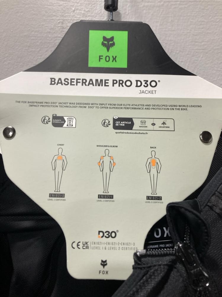 Lot 521  
            Chesterfield SR47 - Parcel Delivery Only 

                
FOX RACING BASEFRAME PRO D30 JACKET IN BLACK SIZE L ORIGINAL RRP £230 (LOCATION: G2)