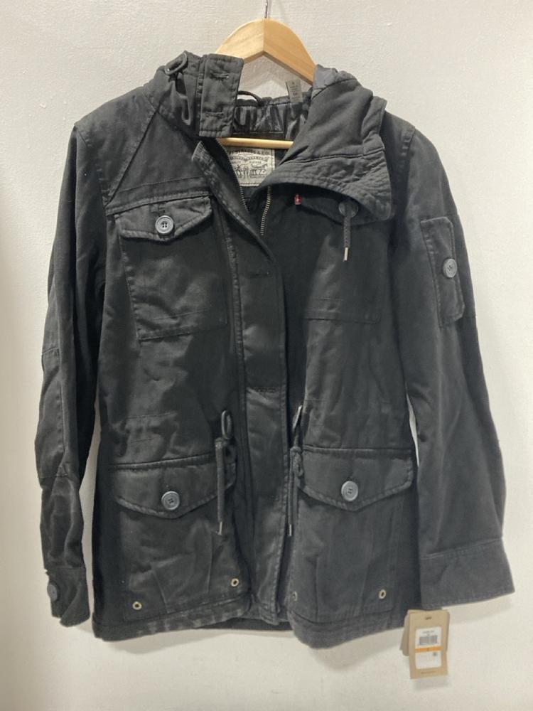 Lot 523  
            Chesterfield SR47 - Parcel Delivery Only 

                
LEVIS STRAUSS JACKET IN BLACK SIZE S (LOCATION: G2)