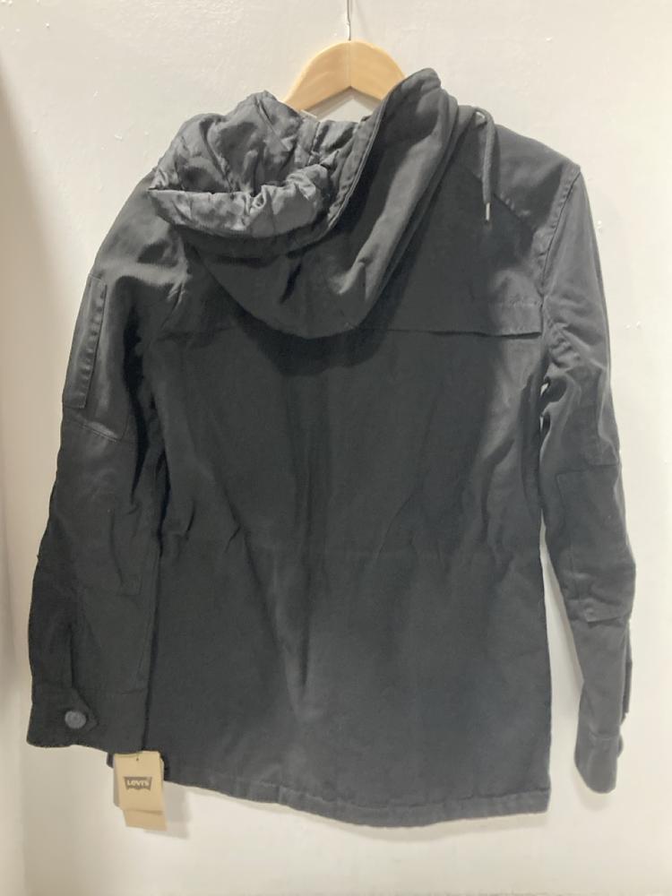 Lot 523  
            Chesterfield SR47 - Parcel Delivery Only 

                
LEVIS STRAUSS JACKET IN BLACK SIZE S (LOCATION: G2)