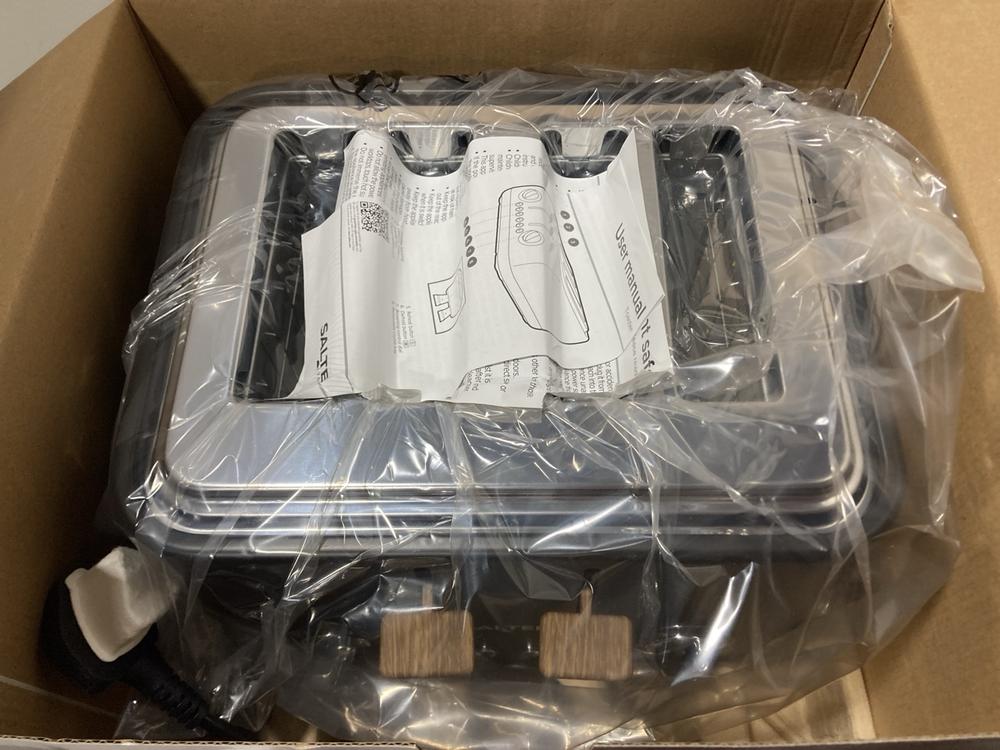 Lot 525  
            Chesterfield SR47 - Parcel Delivery Only 

                
SALTER TORONTO FOUR SLICE TOASTER TO INCLUDE SALTER TORONTO RAPID BOIL KETTLE (LO...