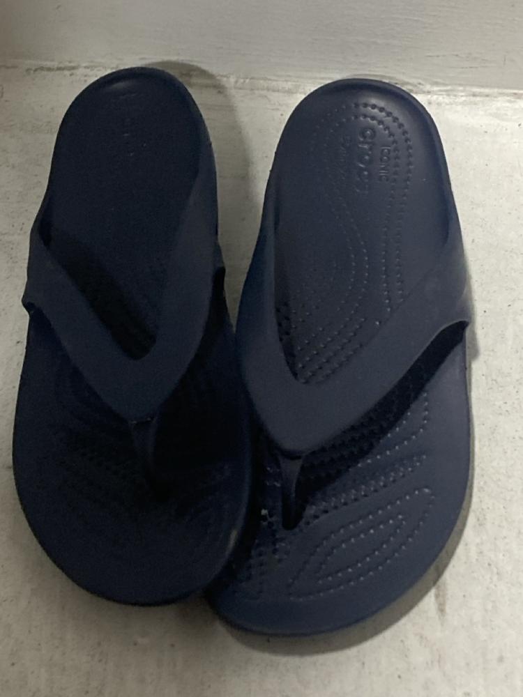 Lot 548  
            Chesterfield SR47 - Parcel Delivery Only 

                
ADIDAS ADILETTE SLIDERS IN BLACK SIZE 10 TO INCLUDE CROCS FLIP FLOPS IN NAVY SIZE...