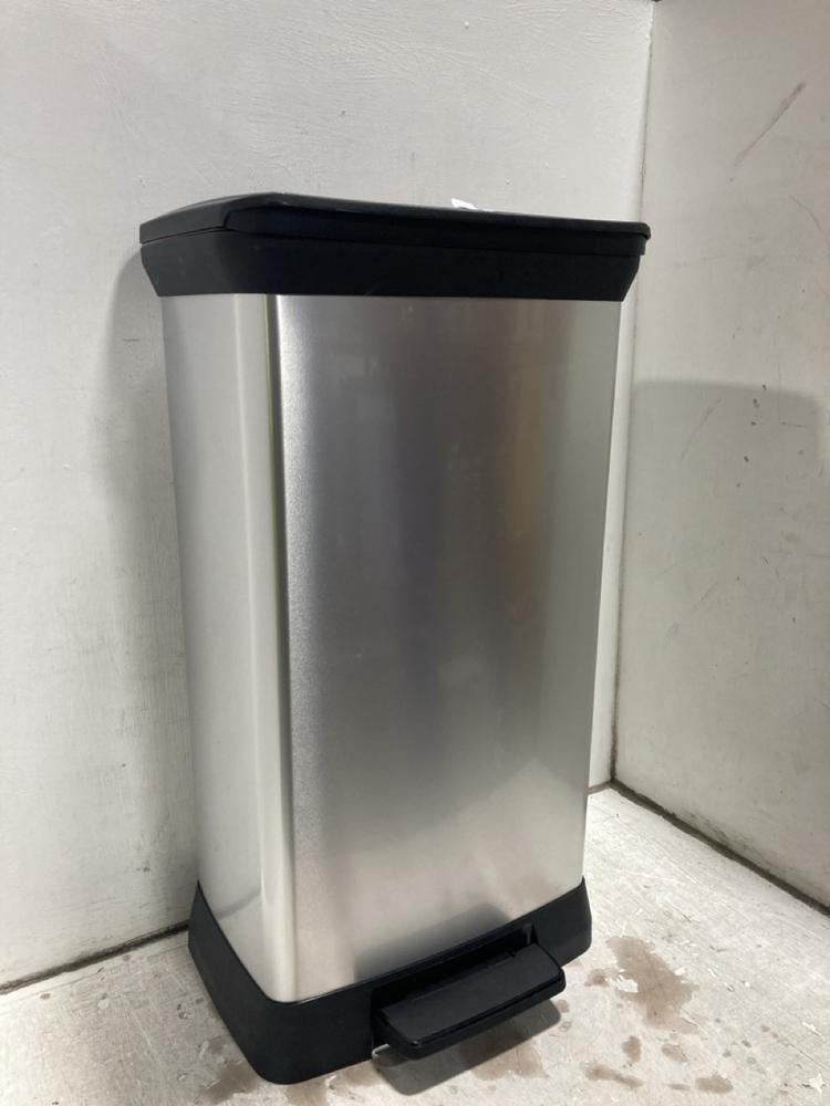 Lot 552  
            Chesterfield SR47 - Parcel Delivery Only 

                
CURVER STEP PEDAL BIN IN CHROME. (LOCATION: G3)