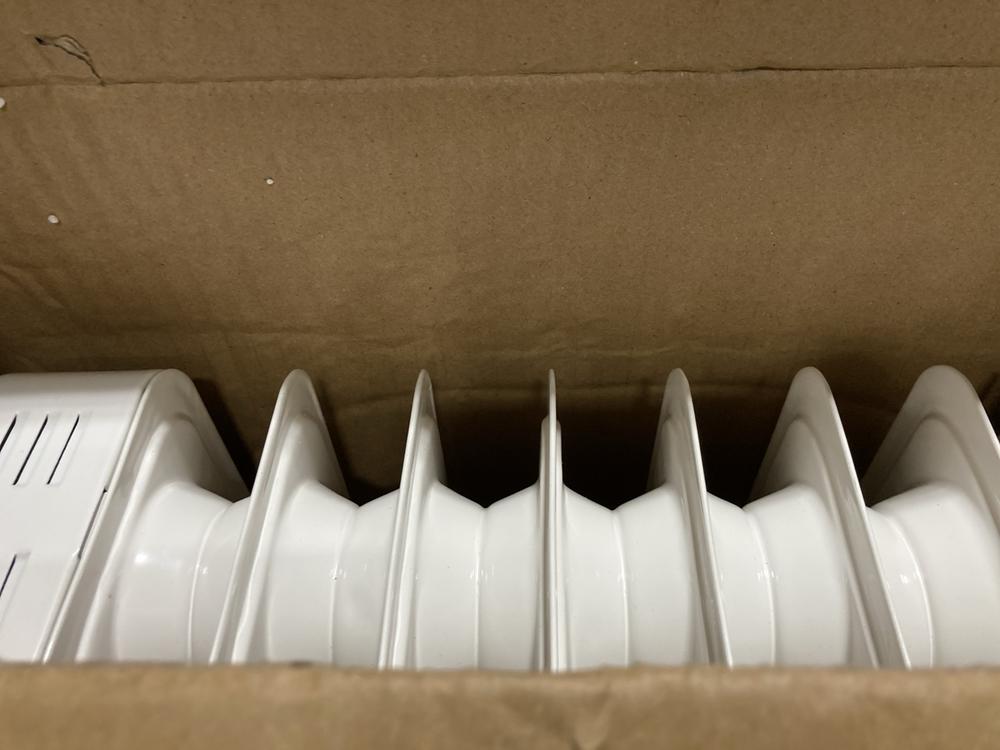 Lot 573  
            Chesterfield SR47 - Parcel Delivery Only 

                
RUSSELL HOBBS 11 FIN OIL FILLED RADIATOR. (LOCATION: G3)