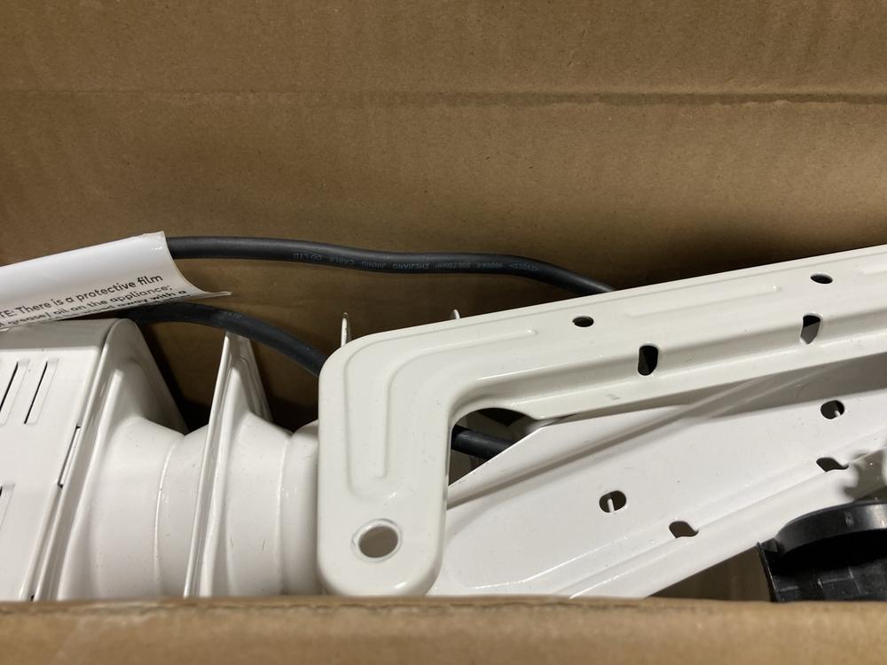 Lot 574  
            Chesterfield SR47 - Parcel Delivery Only 

                
RUSSELL HOBBS 9 FIN OIL FILLED RADIATOR. (LOCATION: G3)