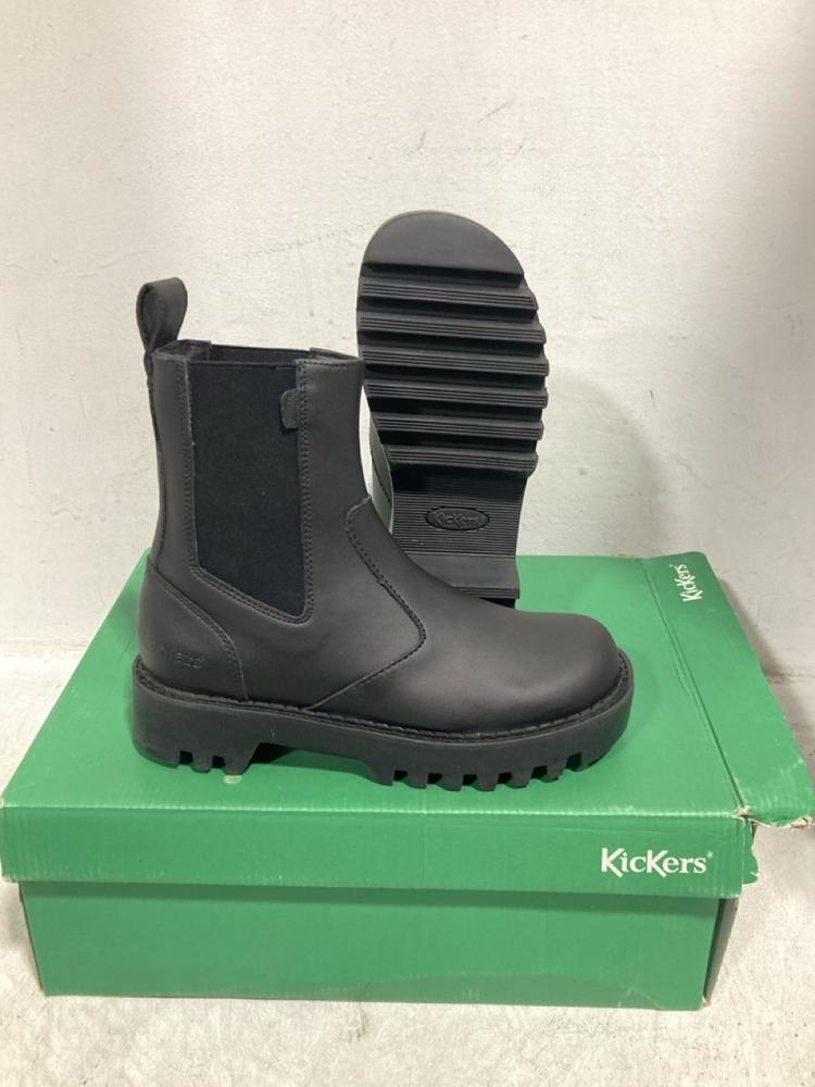 Lot 581  
            Chesterfield SR47 - Parcel Delivery Only 

                
5 X ASSORTED ADULTS FOOTWEAR TO INCLUDE SCHUCH LOAFER IN BLUE SIZE 6 (LOCATION: G4)