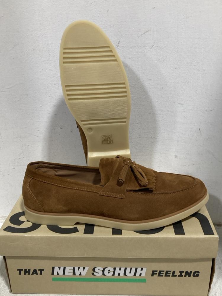 Lot 581  
            Chesterfield SR47 - Parcel Delivery Only 

                
5 X ASSORTED ADULTS FOOTWEAR TO INCLUDE SCHUCH LOAFER IN BLUE SIZE 6 (LOCATION: G4)