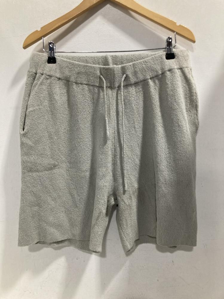 Lot 583  
            Chesterfield SR47 - Parcel Delivery Only 

                
5 X ASSORTED ADULTS BRANDED CLOTHING TO INCLUDE GOOD FOR NOTHING DENIM SHORTS IN ...