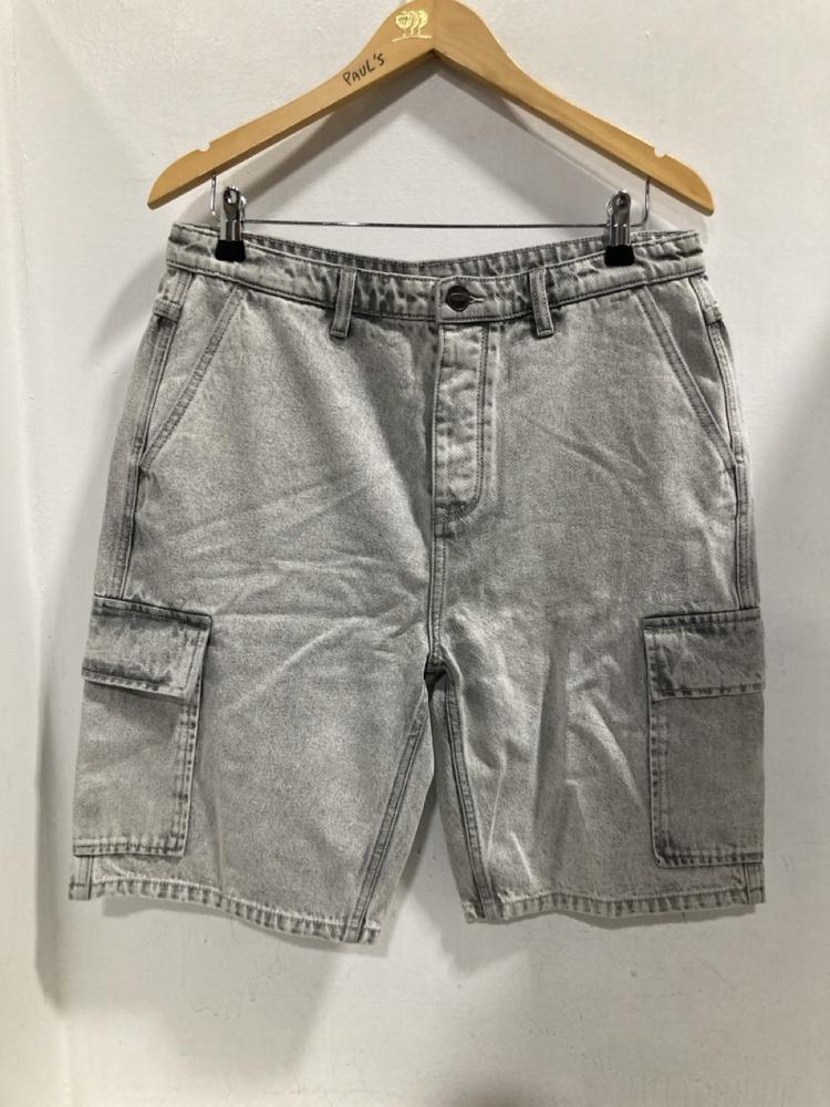 Lot 583  
            Chesterfield SR47 - Parcel Delivery Only 

                
5 X ASSORTED ADULTS BRANDED CLOTHING TO INCLUDE GOOD FOR NOTHING DENIM SHORTS IN ...