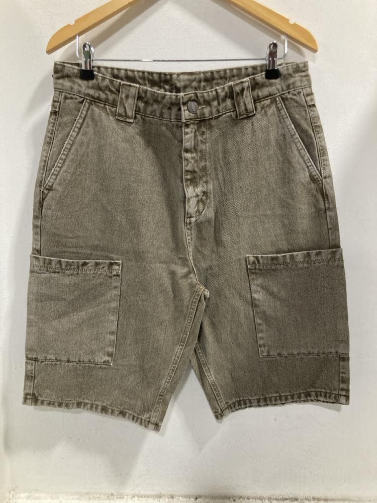 Lot 583  
            Chesterfield SR47 - Parcel Delivery Only 

                
5 X ASSORTED ADULTS BRANDED CLOTHING TO INCLUDE GOOD FOR NOTHING DENIM SHORTS IN ...