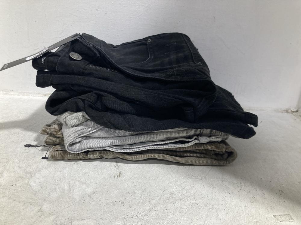 Lot 583  
            Chesterfield SR47 - Parcel Delivery Only 

                
5 X ASSORTED ADULTS BRANDED CLOTHING TO INCLUDE GOOD FOR NOTHING DENIM SHORTS IN ...