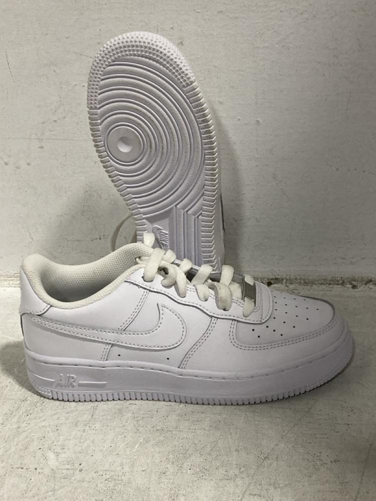 Lot 585  
            Chesterfield SR47 - Parcel Delivery Only 

                
NIKE AIR FORCE 1 TRAINERS IN WHITE SIZE 3 AND NIKE AIR FORCE 1 SIZE 3.5 (LOCATION...