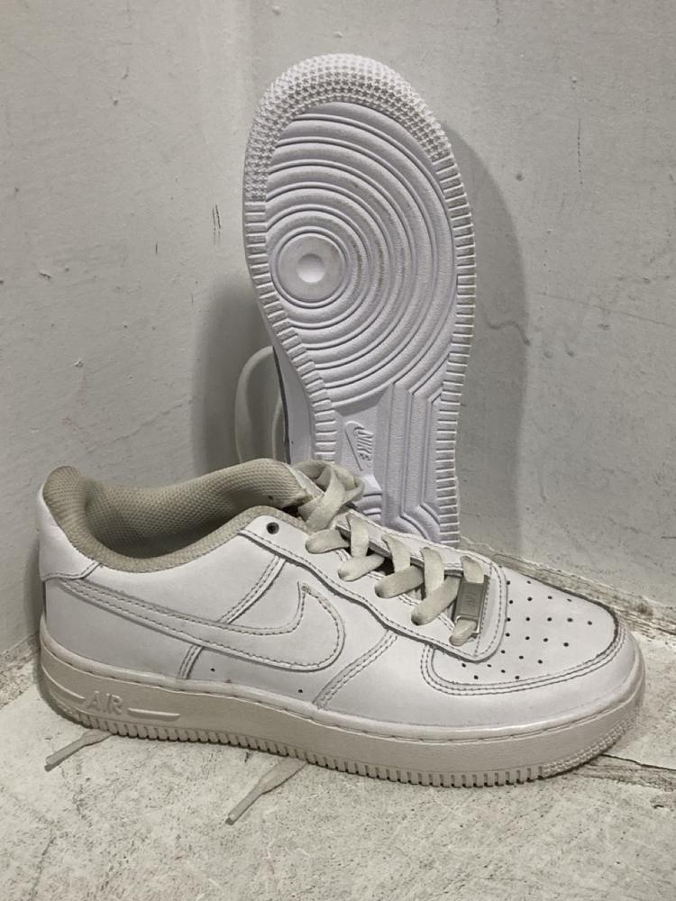 Lot 585  
            Chesterfield SR47 - Parcel Delivery Only 

                
NIKE AIR FORCE 1 TRAINERS IN WHITE SIZE 3 AND NIKE AIR FORCE 1 SIZE 3.5 (LOCATION...