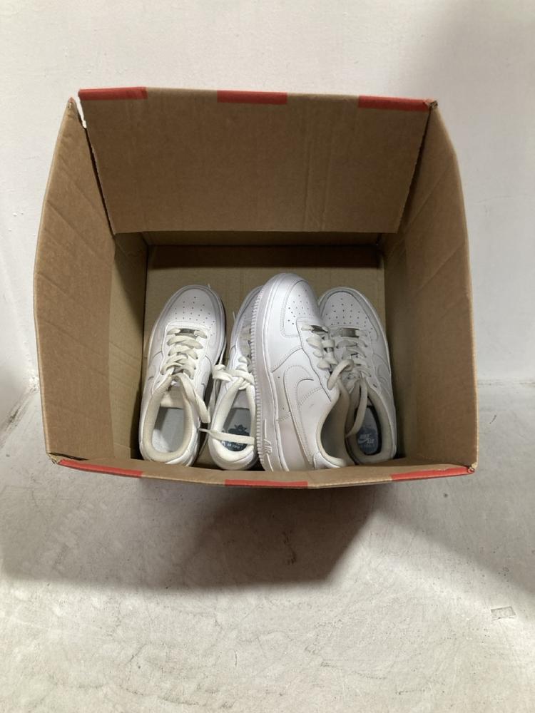 Lot 585  
            Chesterfield SR47 - Parcel Delivery Only 

                
NIKE AIR FORCE 1 TRAINERS IN WHITE SIZE 3 AND NIKE AIR FORCE 1 SIZE 3.5 (LOCATION...