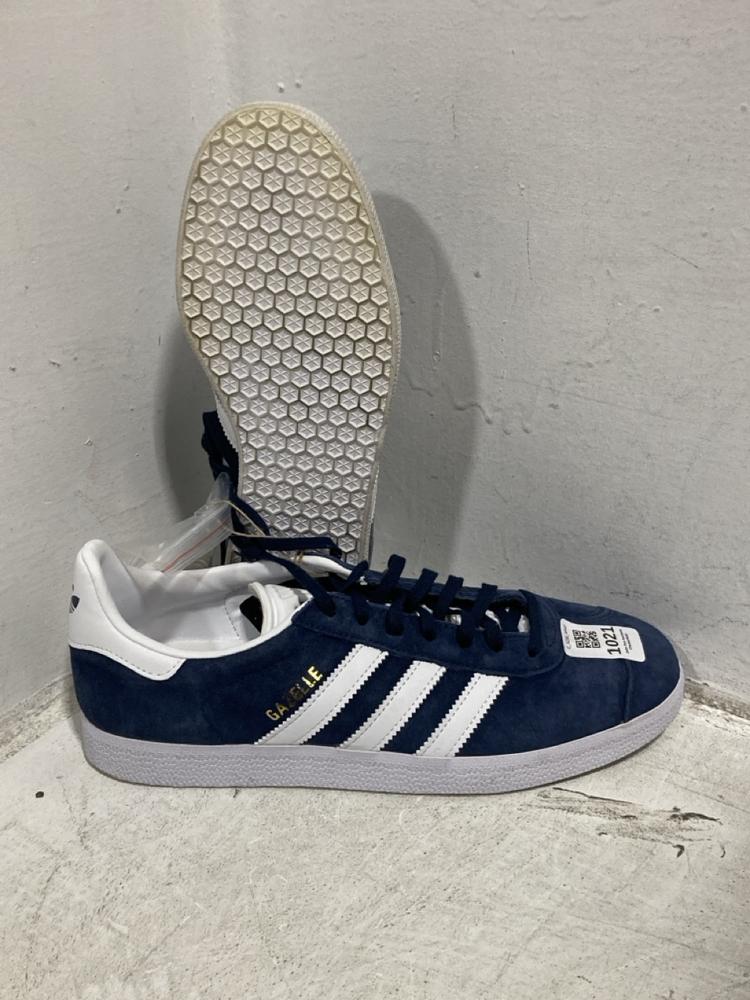 Lot 586  
            Chesterfield SR47 - Parcel Delivery Only 

                
ADIDAS GAZELLE TRAINERS IN NAVY SIZE 7 AND ADIDAS SL 72 TRAINERS IN BLUE SIZE 7.5...